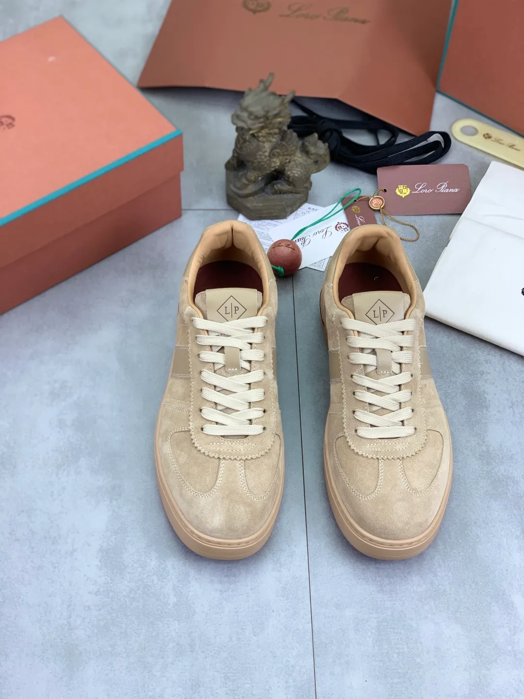 Men's men's shoes 💰P560 New style 💰High quality The latest casual shoes Loro Piana 💯Top grade💯Buy the original copy💯 Founded the existing Loro Piana company on April 24, 1924. It is now the sixth generation of family business, providing top quality products to customers who are discerning in taste and quality. Imported original fly woven fabric with cowhide fabric, plain calfskin lining. Hand-sewn thread with cowhide feet. Original packaging. Number of yards: 38-44 (customized for 45 and 46). 2️⃣ colors available.